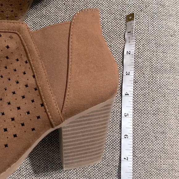 City Classified tan suede ankle boots, size 8 1/2. - Picture 10 of 12